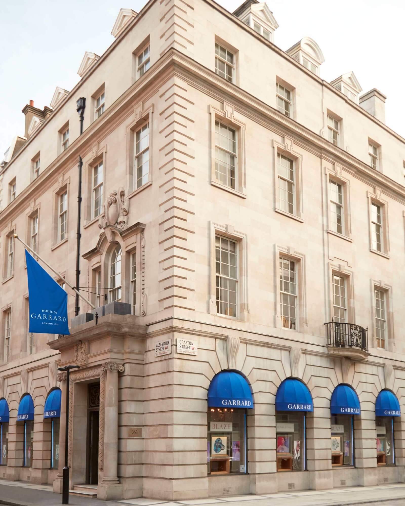 Garrard flagship jewellery boutique in London Mayfair turning royal blue for Platinum Jubilee 1