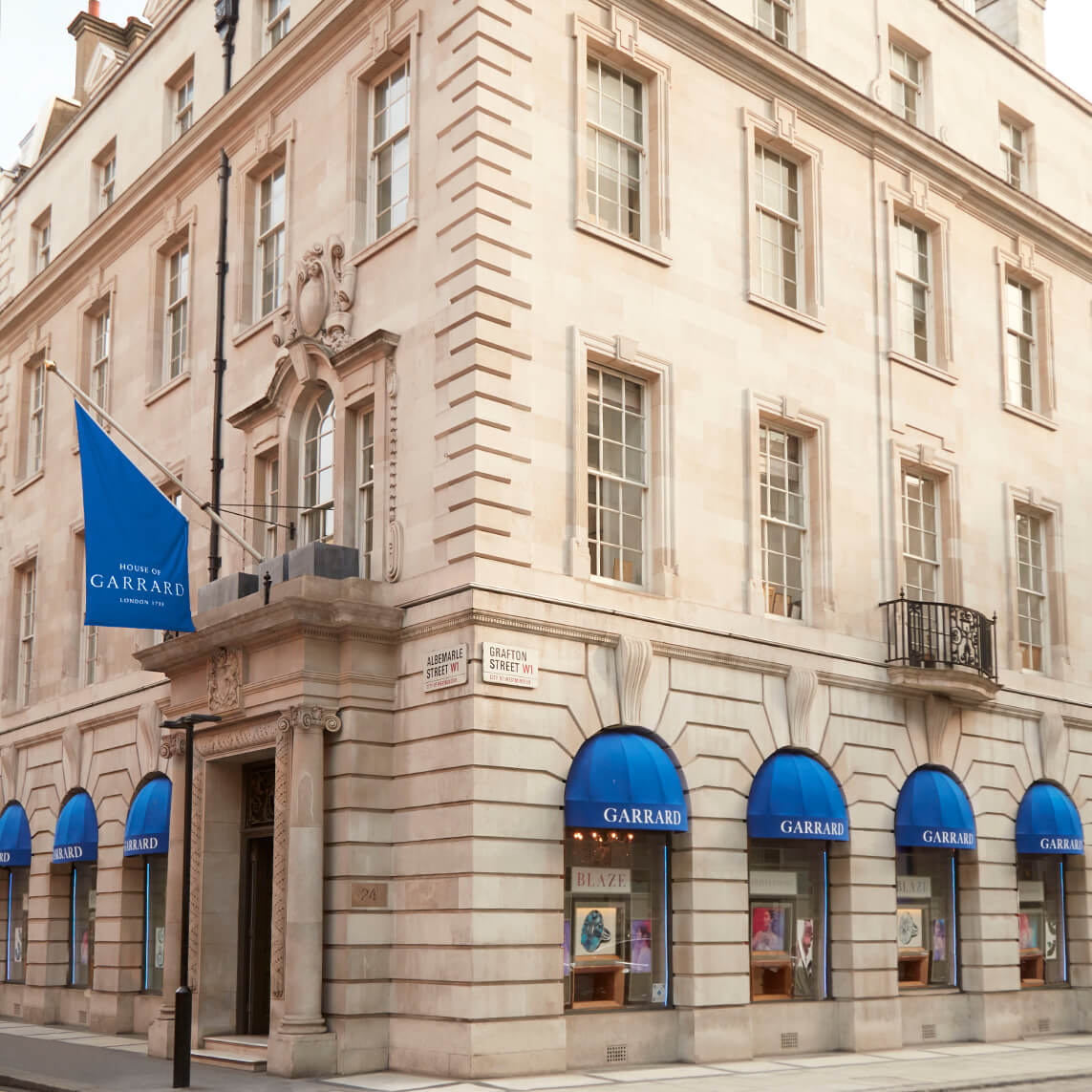 Garrard flagship jewellery boutique in London Mayfair turning royal blue for Platinum Jubilee square