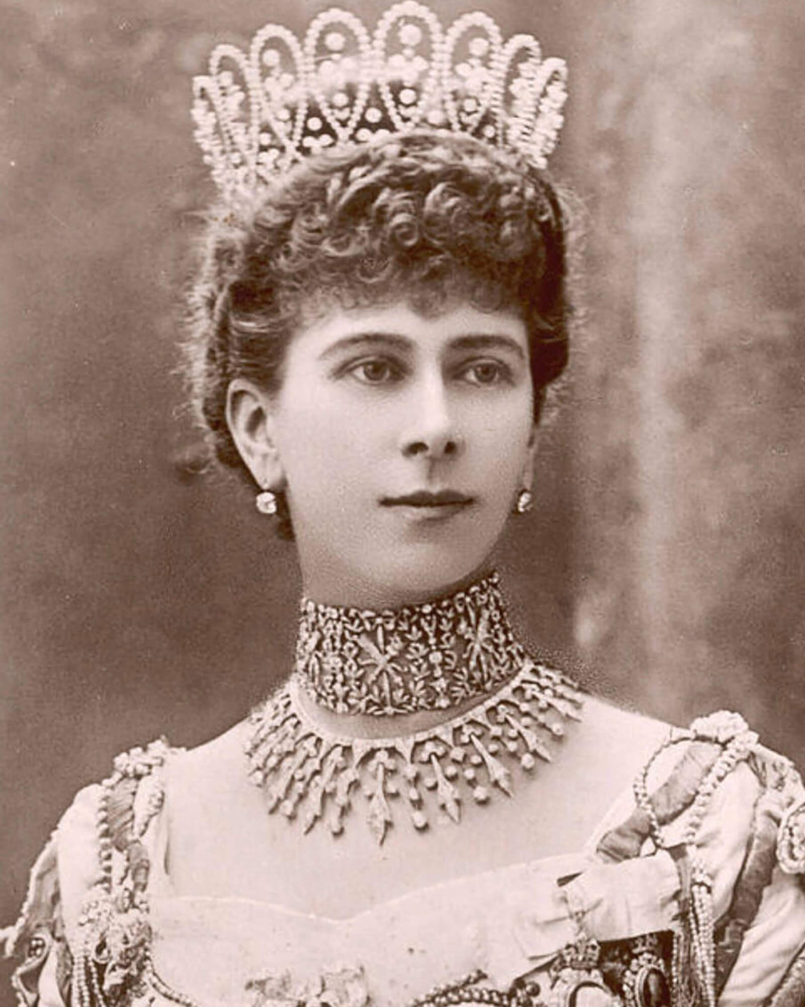 Royal Jewels made by Garrard Queen Mary’s Love Trophy Collar Queen Mary