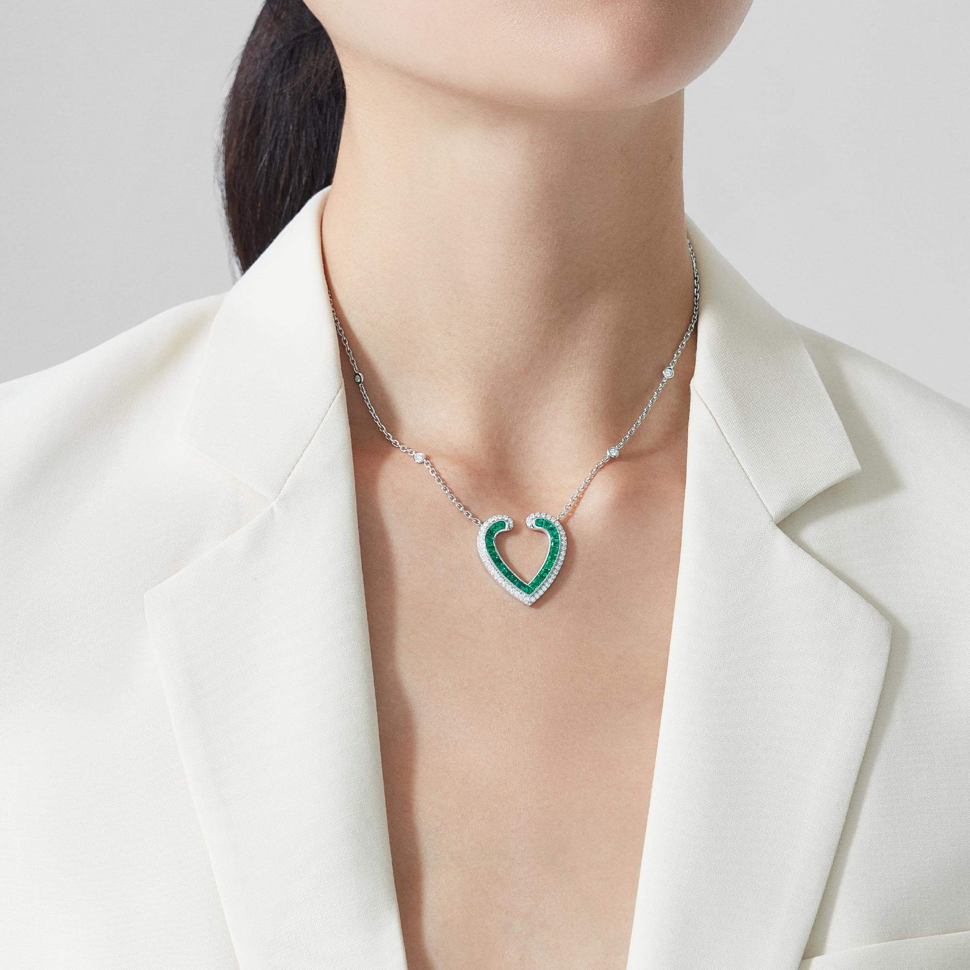 Garrard Aloria jewellery Collection calibre cut emerald pendant in 18ct white gold with Diamonds, 2017137, Model